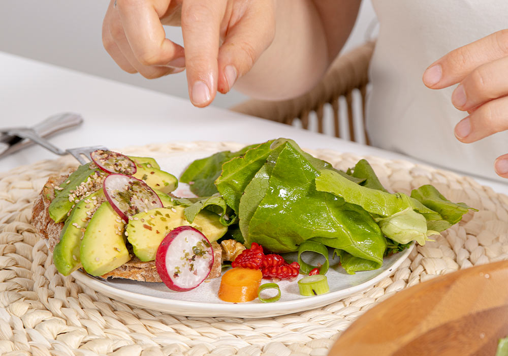 Teller mit salat und Avocado-Brot