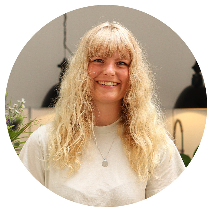 Julia lacht in die Kamera
