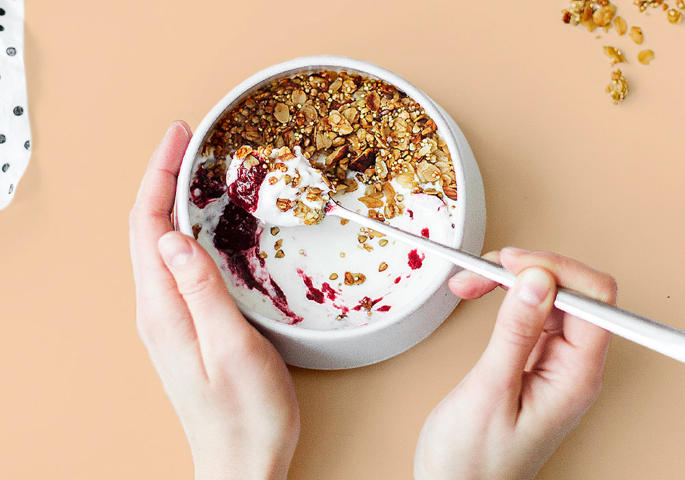 Schüssel mit Joghurt, Granola und Beeren