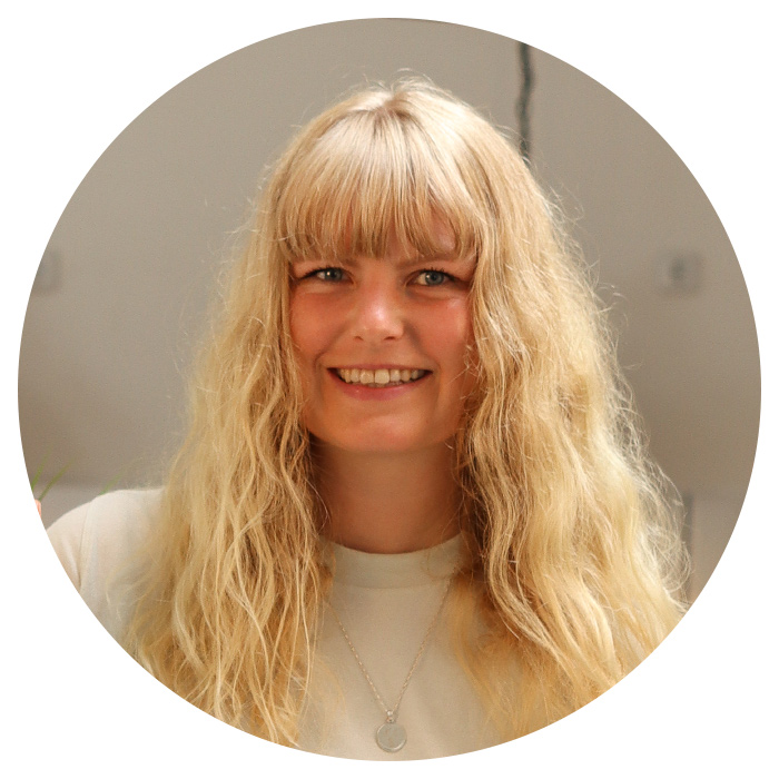 Julia lacht in die Kamera