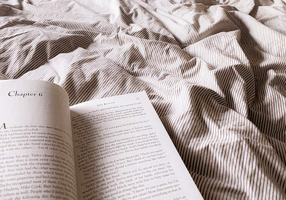 Bettdecke mit Buch